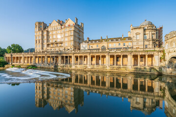 Fototapeta premium Morning scenery of Pulteney weir at River Avon in city of Bath, Somerset. England