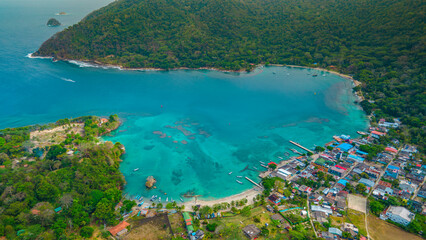 Obraz premium Aerial View of the Stunning Bay of Sapzurro, Choco, Colombia with Vibrant Waters and Cozy Coastal Village