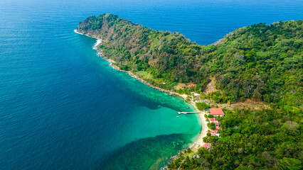 Obraz premium Stunning Aerial View of Sapzurro, a Hidden Gem in Chocó, Colombia with Lush Greenery and Crystal Clear Waters