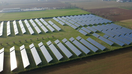 Energia rinovabile nei campi. Pannelli di fotovoltaico, Alessandria, Piemonte, Italia
