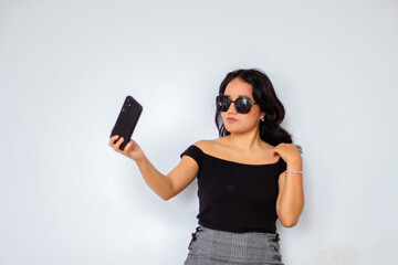 Atractiva joven mujer responde a videollamadas al aire libre, chica inteligente se comunica con...