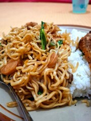 chinese food noodles with chicken