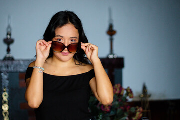 Retrato de mujer joven con gafas belleza, elegancia y cuidado persona, estilo de vida saludable	
