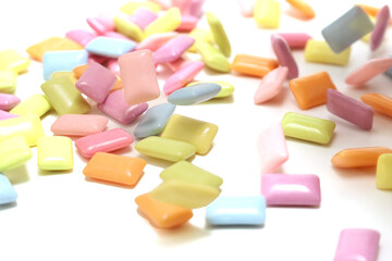 カラフルなフルーツ味のチューイングガム