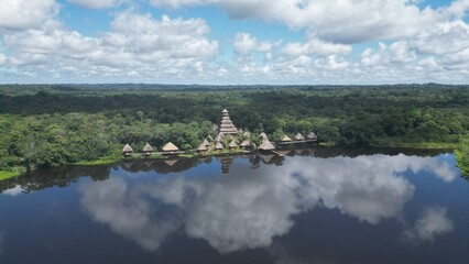 chozas de paisajes en la amazonía desde el aire.