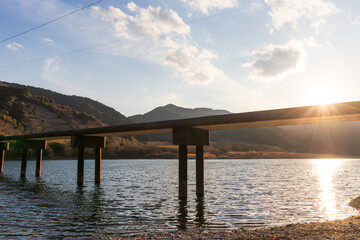 Fototapeta premium 三里沈下橋 夕日を眺める （高知県 四万十市）