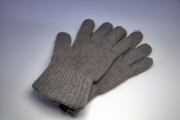 Getragene graue Winterhandschuhe