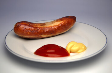Deutsche Bratwurst mit Ketchup und Senf