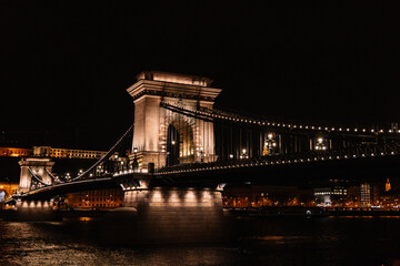 Obraz premium Széchenyi Chain Bridge illuminating Budapest at night