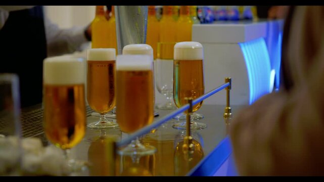 gente pidiendo cervezas en la barra de un club  abarrotado de gente