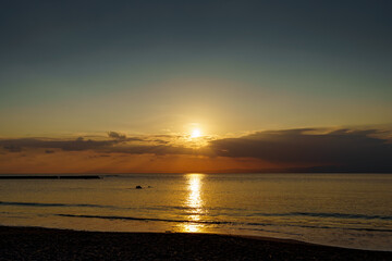 葉山の絶景スポット 一色海岸のサンセットと静かな海　夕焼けが映える風景
