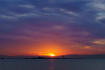 湘南　葉山　森戸海岸の夕日と海に浮かぶ鳥居の幻想的な風景
