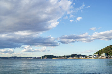 Fototapeta premium 爽やかな青空と穏やかな波が広がる葉山・一色海岸の風景 
