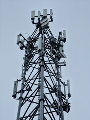 Wieża Telekomunikacyjna z Antenami i Sprzętem na Metalowej Konstrukcji