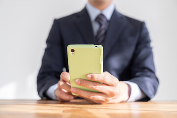 スマホを見る男性　ビジネス　手元