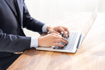 ビジネスマン　パソコン　手元