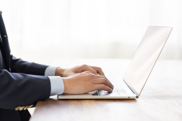 ビジネスマン　パソコン　手元