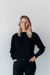 Lächelnde Frau mit gekreuzten Armen steht in minimalistischer Umgebung

