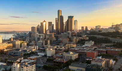 Fototapeta premium Seattle skyline at dawn, showcasing the city's diverse architecture and vibrant urban landscape. Golden light highlights the skyscrapers. Downtown, Seattle, Washington, USA