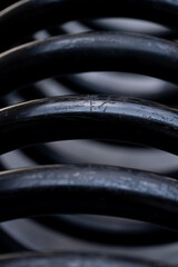 detalle de estructura metálica negra en espiral