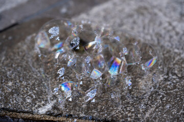 detalle de burbujas reflejando la luz en tono tornasol 