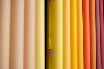 hilera de rollos de papel para ciclorama de colores cálidos
