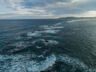 ドローンで撮る日の出ごろの奄美大島の海。珊瑚礁の先端付近の波。