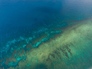 春を迎えた奄美大島の珊瑚礁の海色