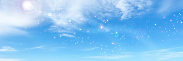 夏のさわやかな青い空とキラキラと光る太陽