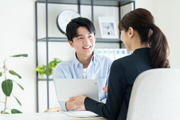 プランナーに相談する若い男性