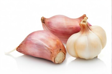 Fototapeta premium Garlic bulbs in triangular arrangement on reflective surface against white background, showcasing vibrant color variations and mirrorlike effect.