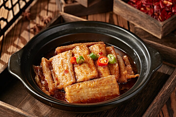 Spicy stewed hairtail with red oil in casserole