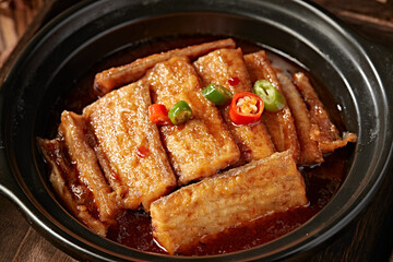 Spicy stewed hairtail with red oil in casserole