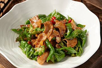 Stir-fried conch slices with pork belly, snails and green peppers