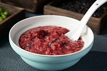Delicious and nutritious red bean, barley, red dates and multi-grain porridge
