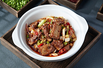 Stone pot double pepper and green onion spicy red oil braised spareribs
