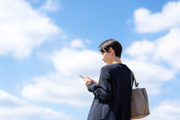 女性　スマートフォン