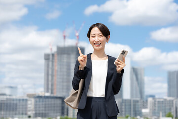 女性　スマートフォン