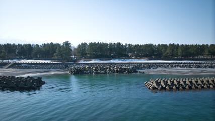日本の富山湾沿岸にある洋上風力発電風車などの様子