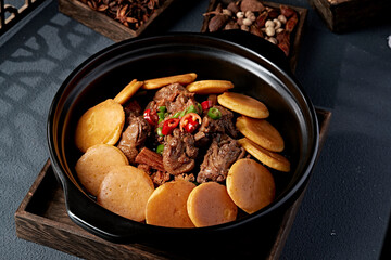 Braised chicken in casserole with corn pancakes