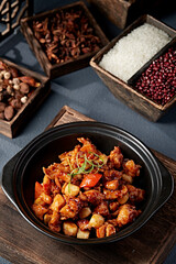 Braised garlic chicken in casserole with bell pepper sauce