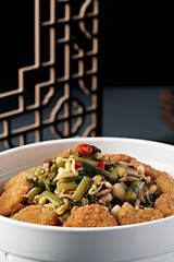 Snow mulberry, pork, shiitake mushrooms, bean sprouts stewed with yellow noodle fried cake