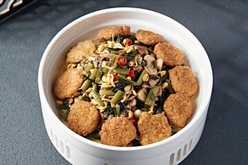 Snow mulberry, pork, shiitake mushrooms, bean sprouts stewed with yellow noodle fried cake