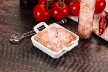 Rose pink Himalai salt in the bowl