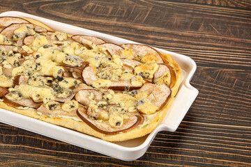 Roman pizza with pear and gorgonzola