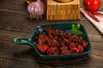 Baked cheeryy momatoes with olive oil