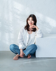 白い背景で微笑む女性