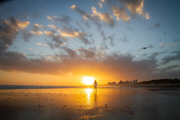 atardecer en el mar persona corriendo