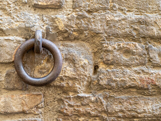Anello di ferro in un muro usato per legare i cavalli in una città medievale in Italia