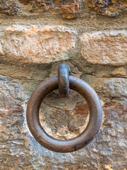 Anello di ferro in un muro usato per legare i cavalli in una citt&agrave; medievale in Italia
